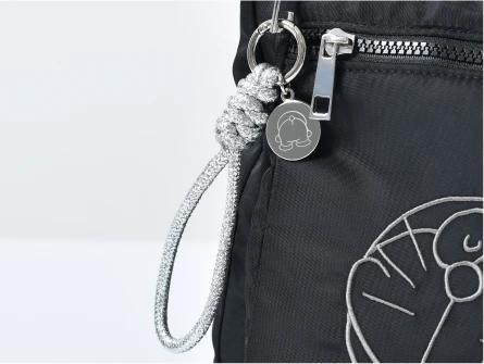 ポイント2 後ろ型のチャームがついたキーホルダー