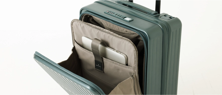 フロントオープンのポケットにPCが入っているスーツケース