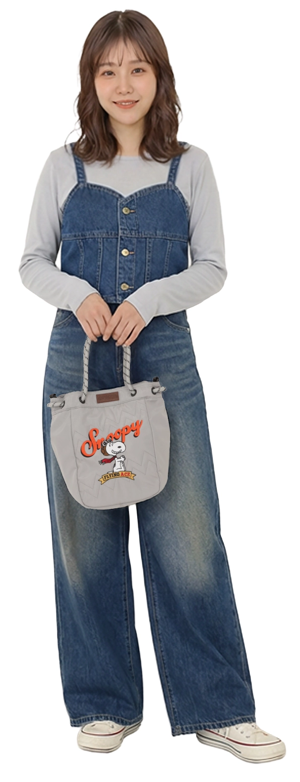 スヌーピーのフライングエースの2wayトートバッグの手持ちモデル画像
