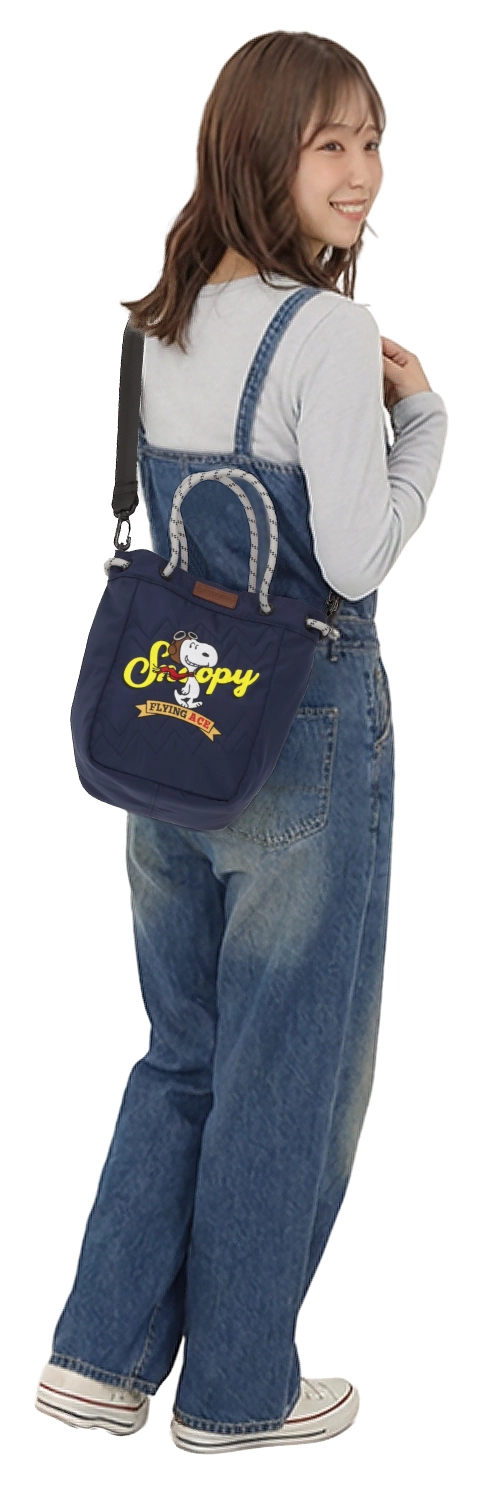 スヌーピーのフライングエースの2wayショルダーバッグのモデル画像