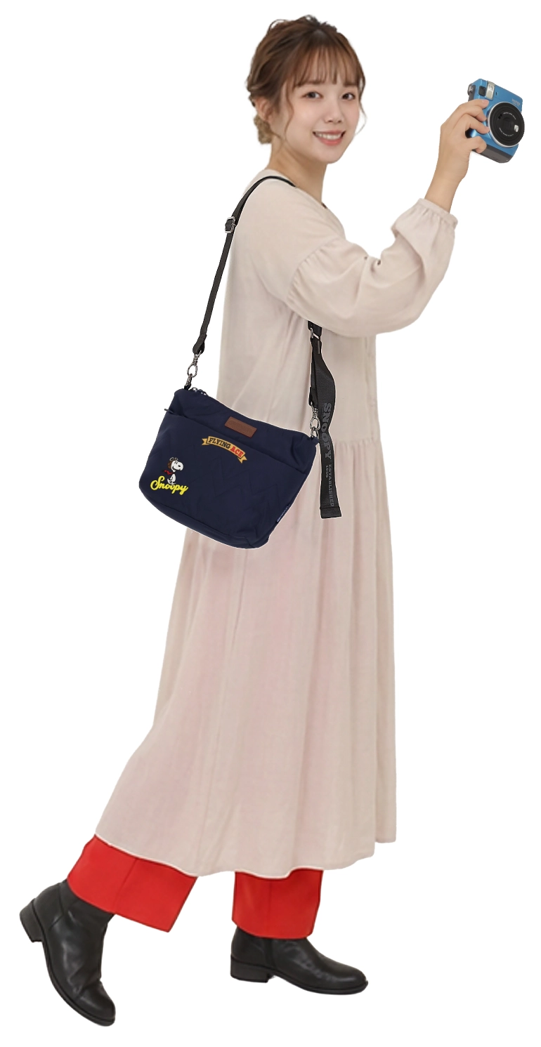 スヌーピーのフライングエースのショルダーバッグのモデル画像