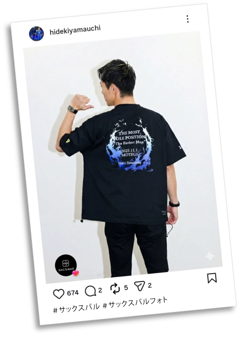 山内英輝選手が最多ポールポジション16回記念Tシャツを着用して写真を撮影している