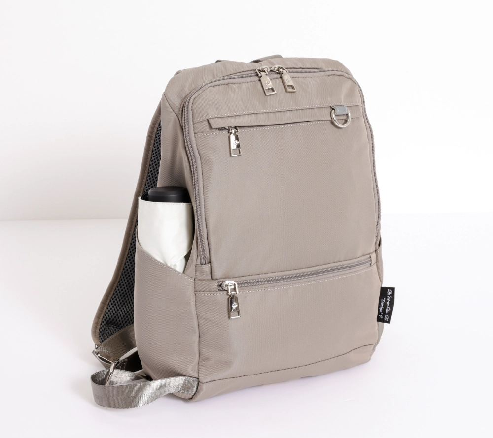 リュック 荷物が仕分けされている画像