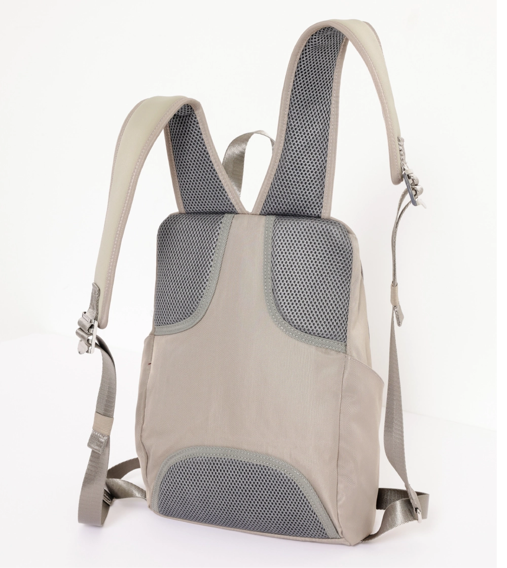 リュック 荷物が仕分けされている画像