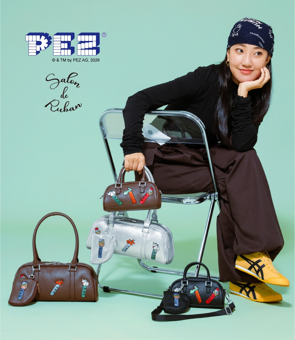 PEZのモデルが2型を持っている写真